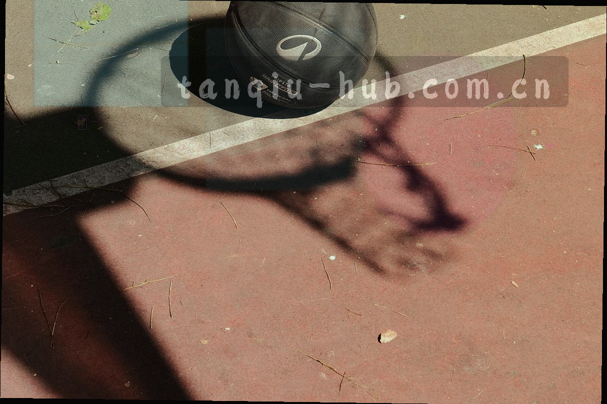 室内记分牌局部特写，数字与指示灯在暗部发光，画面中无品牌标识